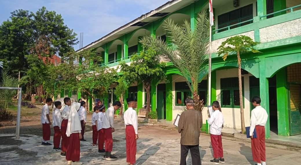 Pelaksanaan Upacara Bendera di Sekolah: Menanamkan Jiwa Nasionalisme dan Kedisiplinan Siswa