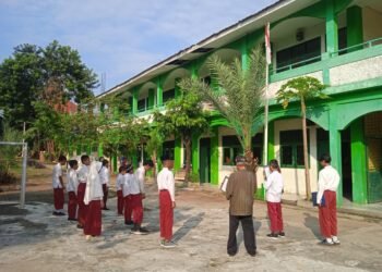 Pelaksanaan Upacara Bendera di Sekolah: Menanamkan Jiwa Nasionalisme dan Kedisiplinan Siswa