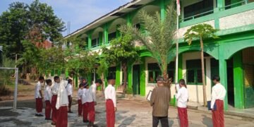 Pelaksanaan Upacara Bendera di Sekolah: Menanamkan Jiwa Nasionalisme dan Kedisiplinan Siswa